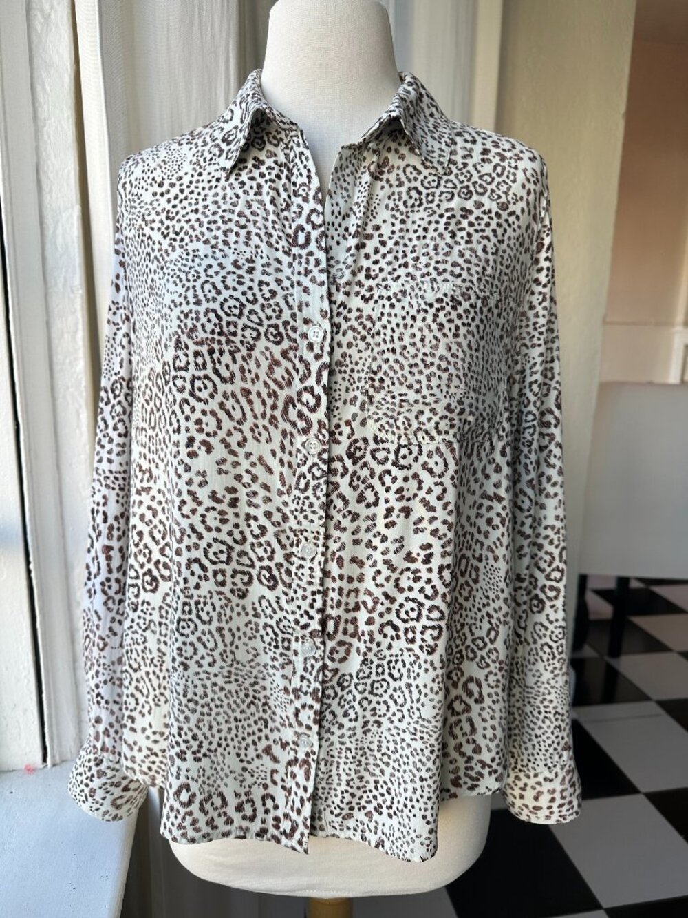 Velvet Heart Leopard Print Button Down Blouse Size L Rayon Animal Print